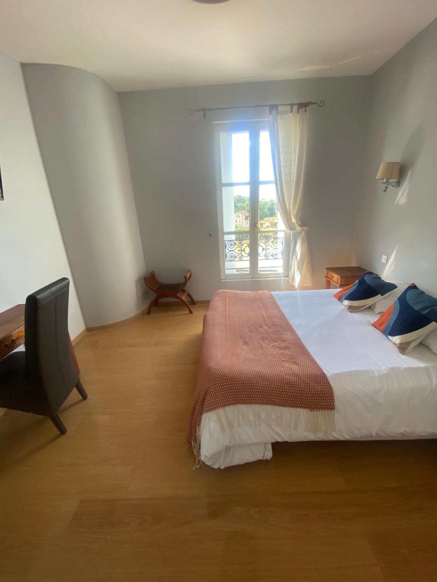 Logis Hotel De La Tour Libourne Exterior foto
